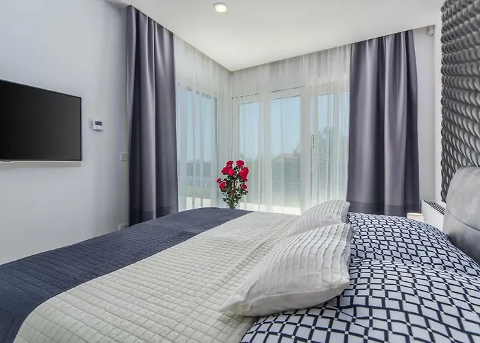 Emelie Βίλα Μεντουλίν